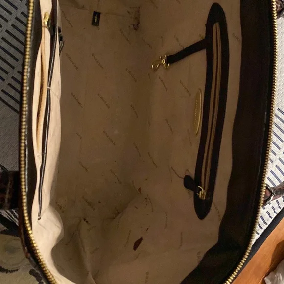 Beautiful leather Brahmin bag. Two zippers on top and 4 pockets on the inside. - Picture 4 of 10